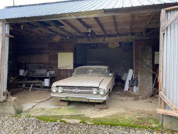 Unveiling the Unseen Beauty of a 1960 Chevrolet Impala: A Remarkable Time Capsule with a Still-Running Heart