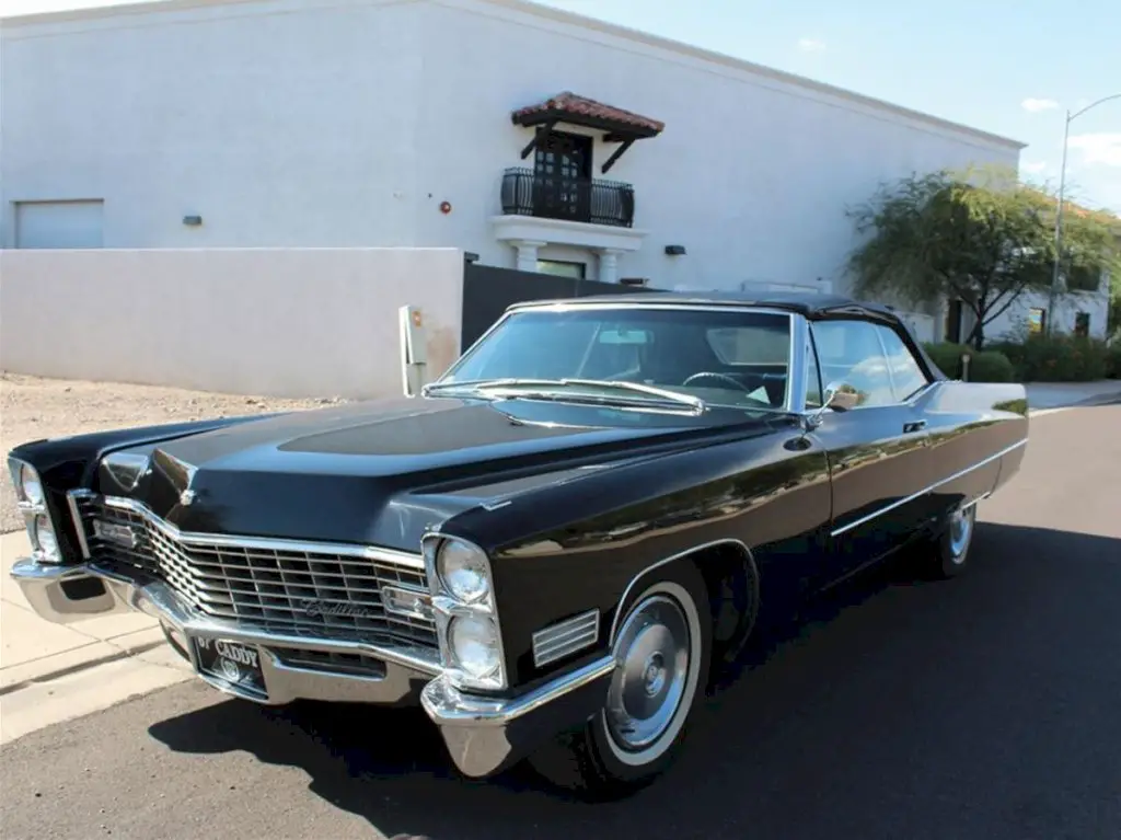 The front of the 1967 Cadillac Coupe DeVille featured a bold grille with dual horizontal headlamps, which provided a striking and modern look. 