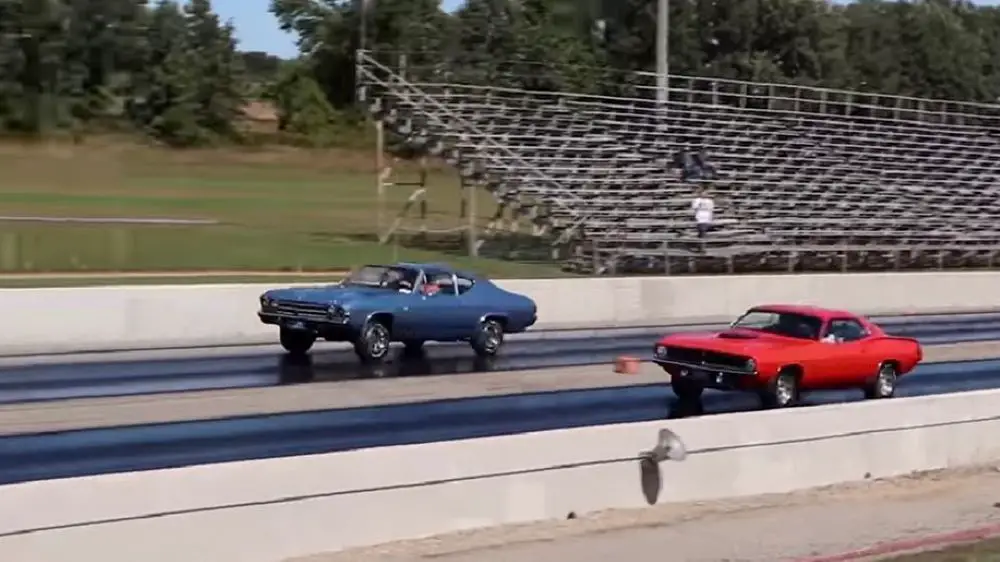 Drag Race Cuda vs Chevelle